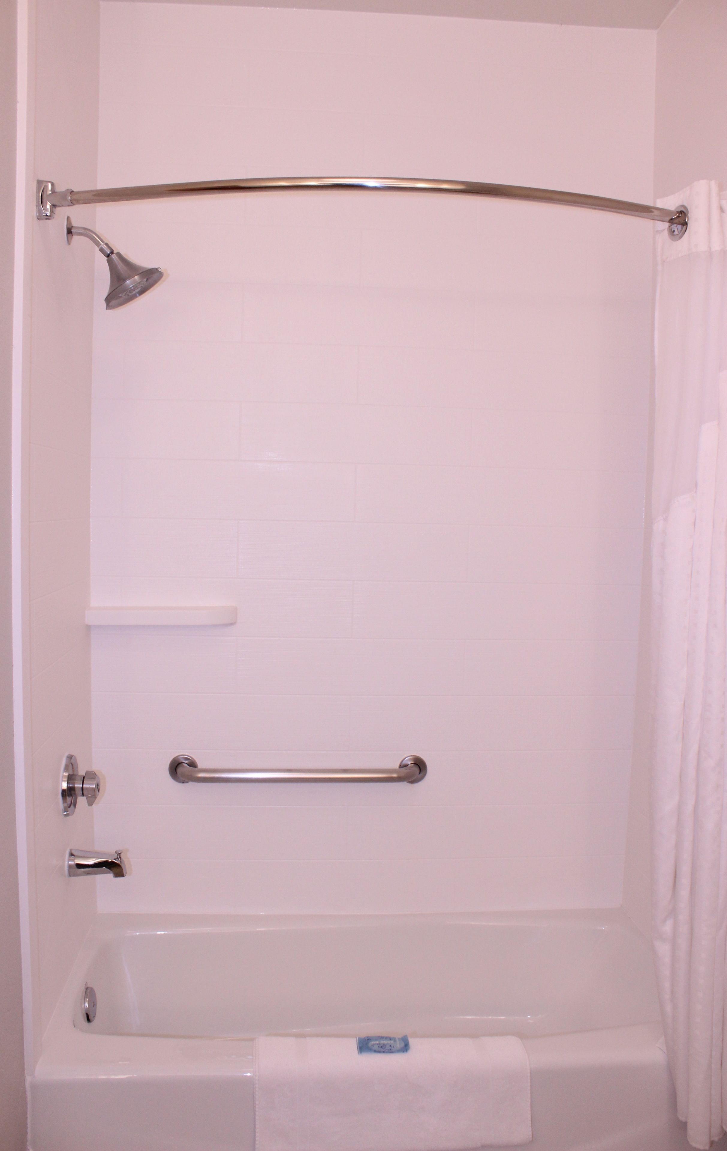 combined shower/bathtub, hair dryer, towels