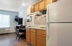 Standard Studio, Non Smoking, Refrigerator & Microwave | Meja, ruang kerja komputer riba, seterika/papan seterika, Wi-fi percuma