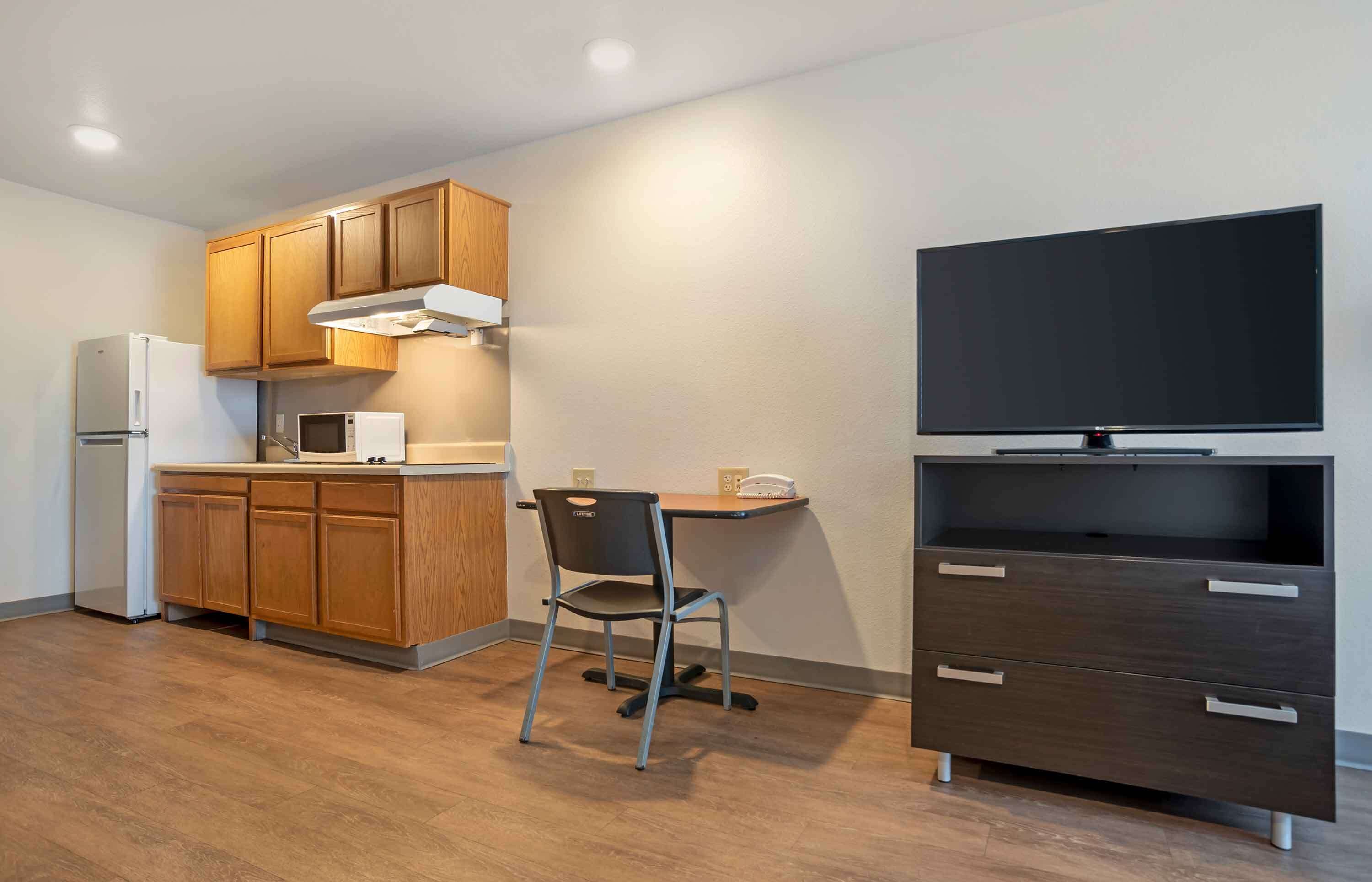 Escritorio y espacio para trabajar con laptop 