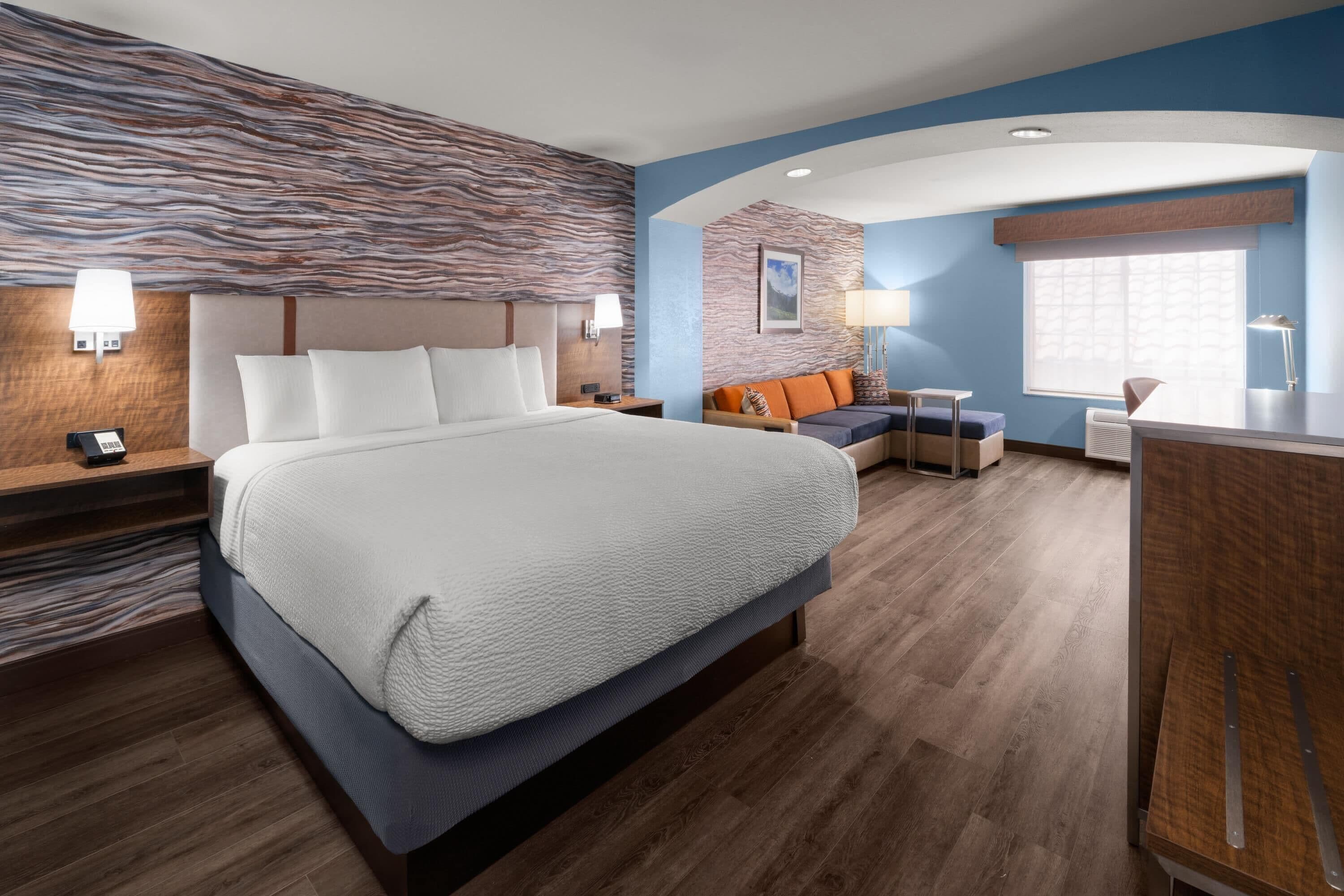 Deluxe Room, 1 King Bed, Non Smoking | Premium bedding, pillowtop beds, desk, blackout drapes