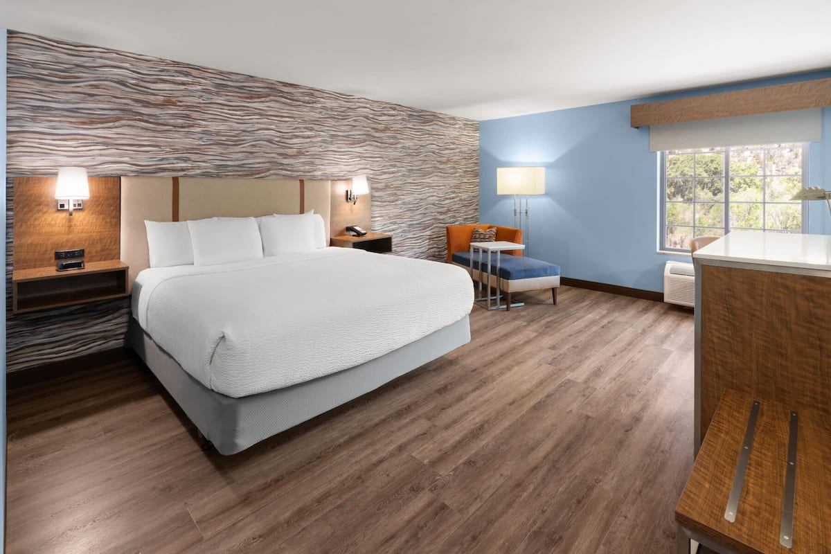 Room, 1 King Bed, Accessible, Non Smoking | Premium bedding, pillowtop beds, desk, blackout drapes