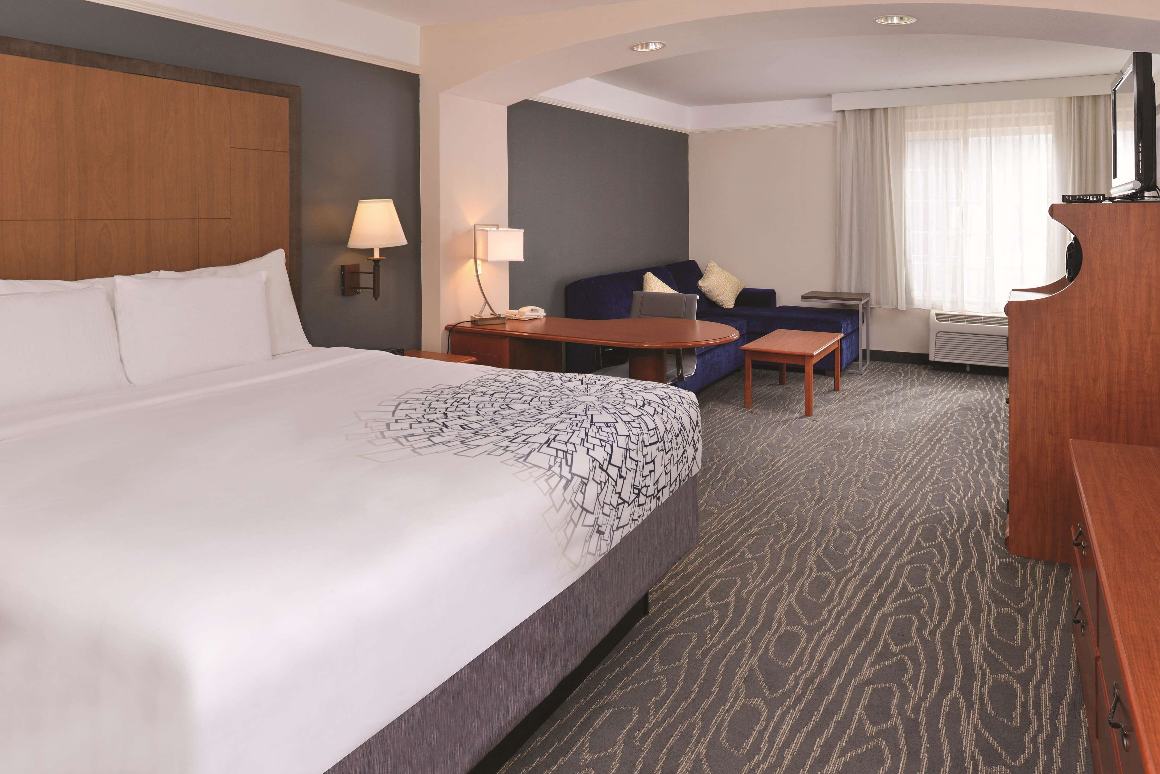 deluxe room, 1 king bed, non smoking | premium bedding, pillow-top beds, desk, blackout curtains