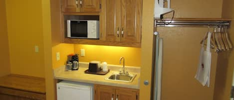 Superior Room | Private kitchenette | Fridge, microwave, coffee/tea maker