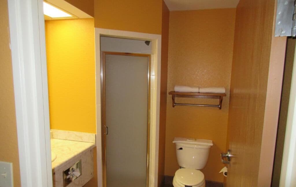Un baño pequeño con inodoro, toallero y lavamanos.