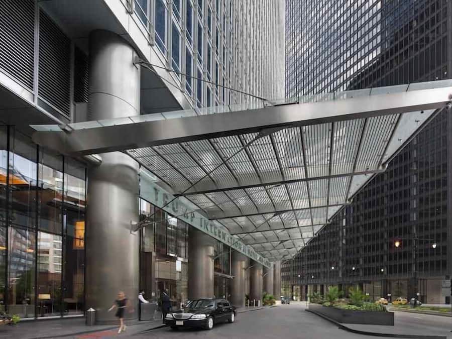 Een modern gebouw met een glazen gevel en een overdekte entree.