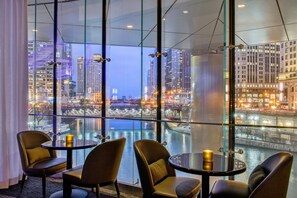 Bar (on property) - Trump International Hotel & Tower Chicago (Chicago)