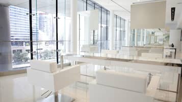 Un moderno vestíbulo de hotel con un muro de cristal que ofrece vistas a la ciudad, diseño minimalista y una distribución amplia.
