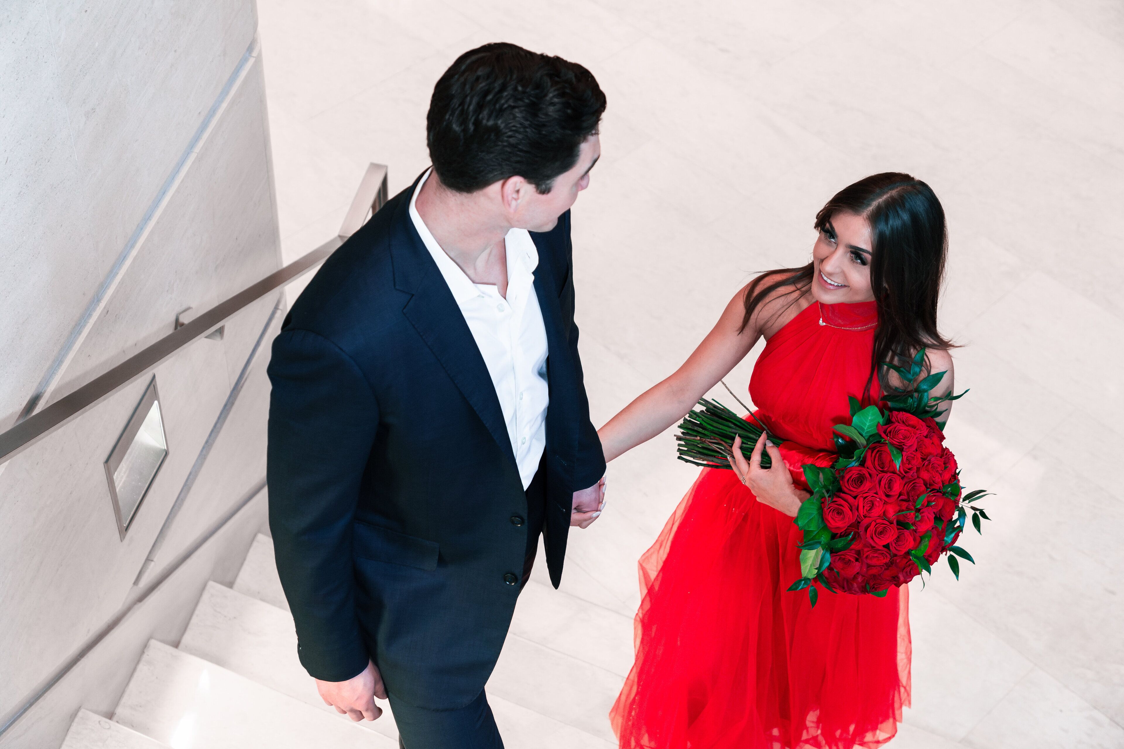 Un hombre y una mujer caminando por una escalera.
