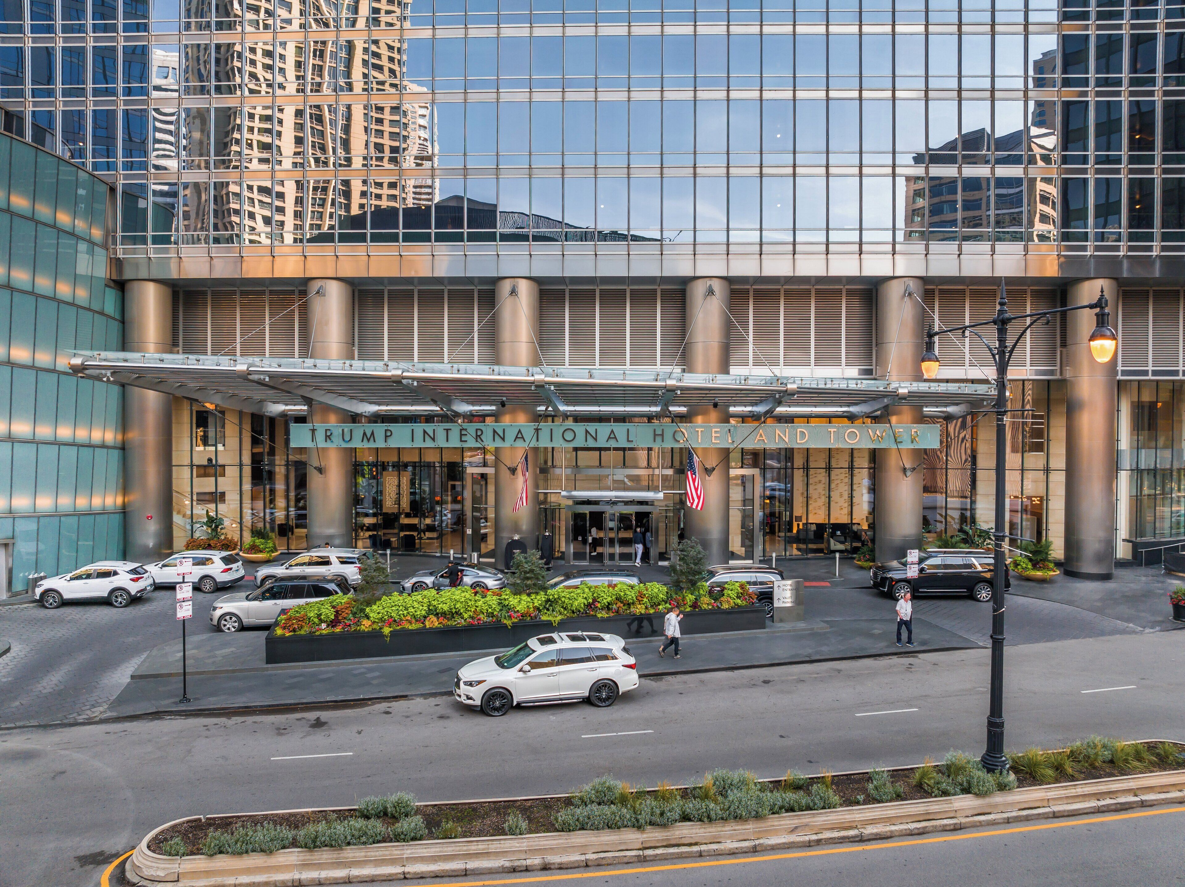 Un hotel moderno con fachada de vidrio y un letrero que dice "Trump International Hotel and Tower".
