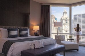 Premium bedding, down comforters, pillowtop beds, minibar - Trump International Hotel & Tower Chicago (Chicago)