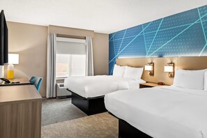 Een kluis op de kamer, een bureau, verduisterende gordijnen