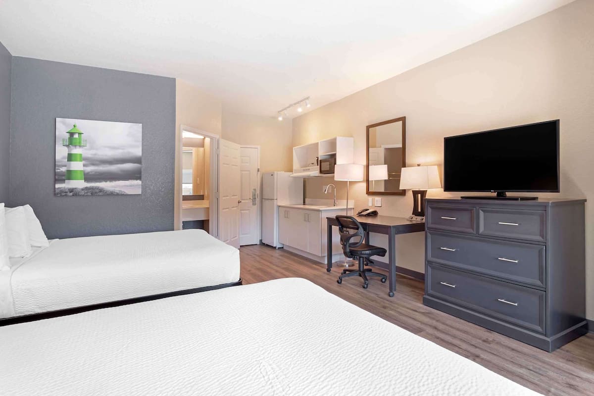 Brankas, meja kerja, ruang kerja ramah laptop, dan setrika/meja setrika