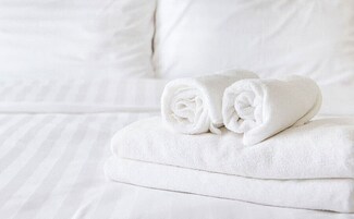Bañera con ducha, secador de pelo, toallas