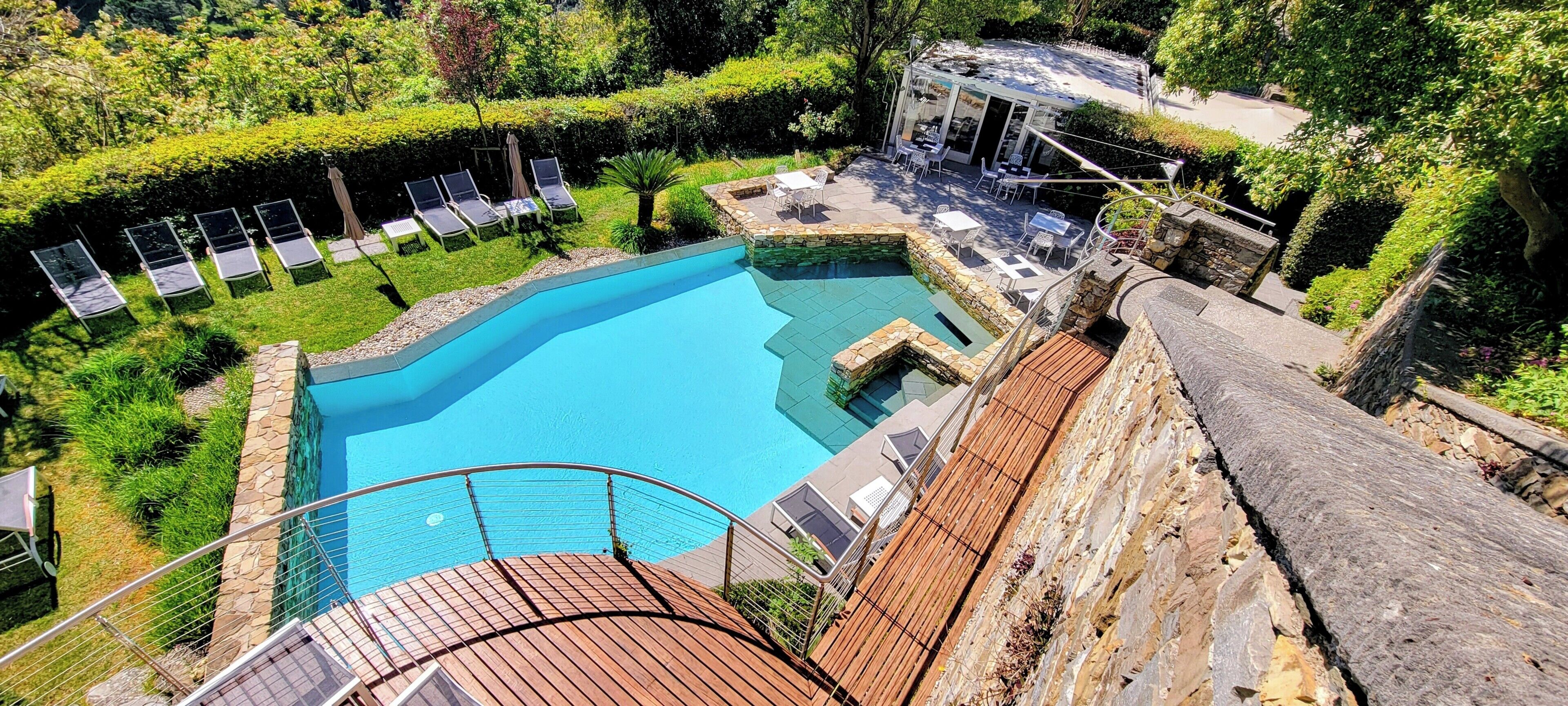 Piscine extérieure, parasols de plage, chaises longues