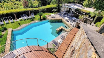 Piscine extérieure, parasols de plage, chaises longues