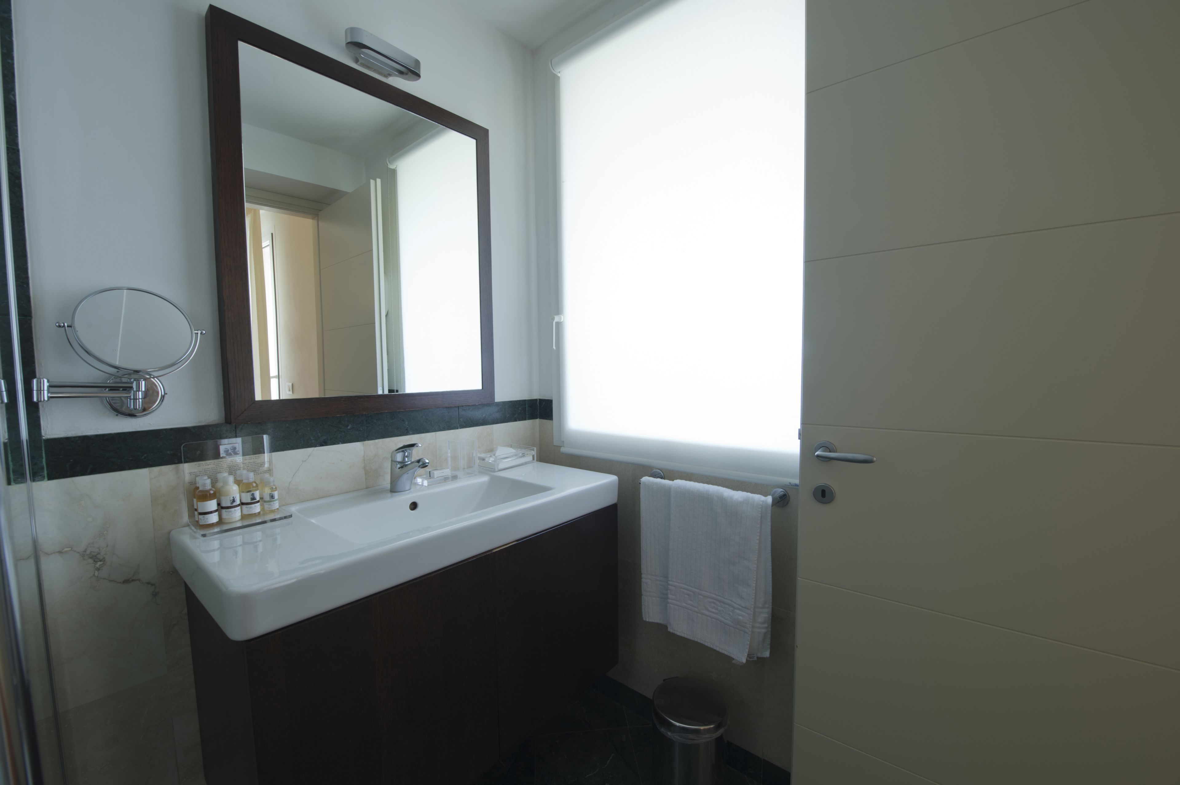 Panoramic Suite | Bathroom | Shower, free toiletries, hair dryer, bathrobes