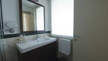 Panoramic Suite | Bathroom | Shower, free toiletries, hair dryer, bathrobes