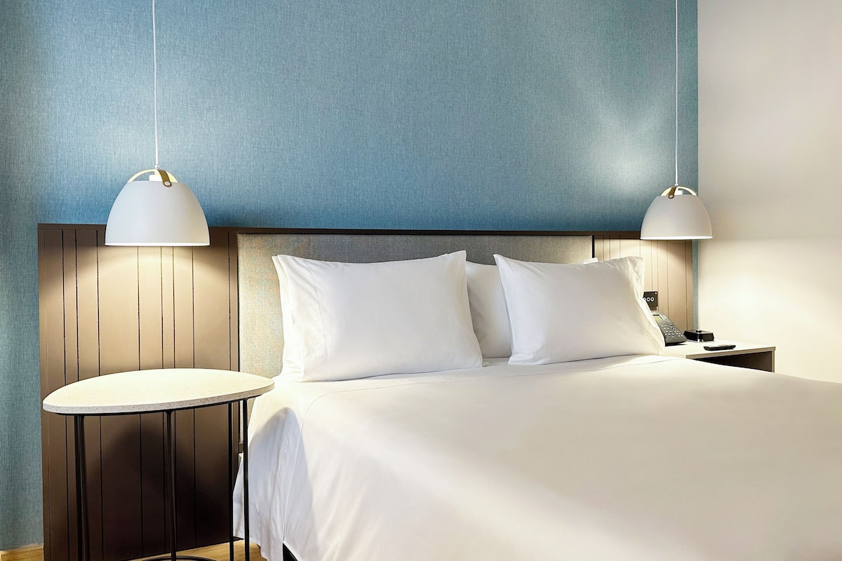 comfort room, 1 king bed | 1 bedroom, premium bedding, down duvets, in-room safe