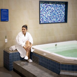 Dampbad, massasje med varme steiner, dypvevsmassasje og massasje