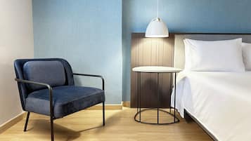 Comfort Room, 1 King Bed | Premium bedding, down duvets, in-room safe, desk