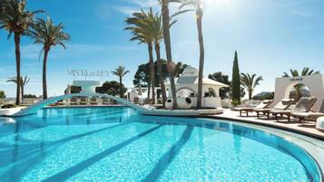 Una piscina techada, abierta desde las 10:00 hasta las 18:00, sombrillas