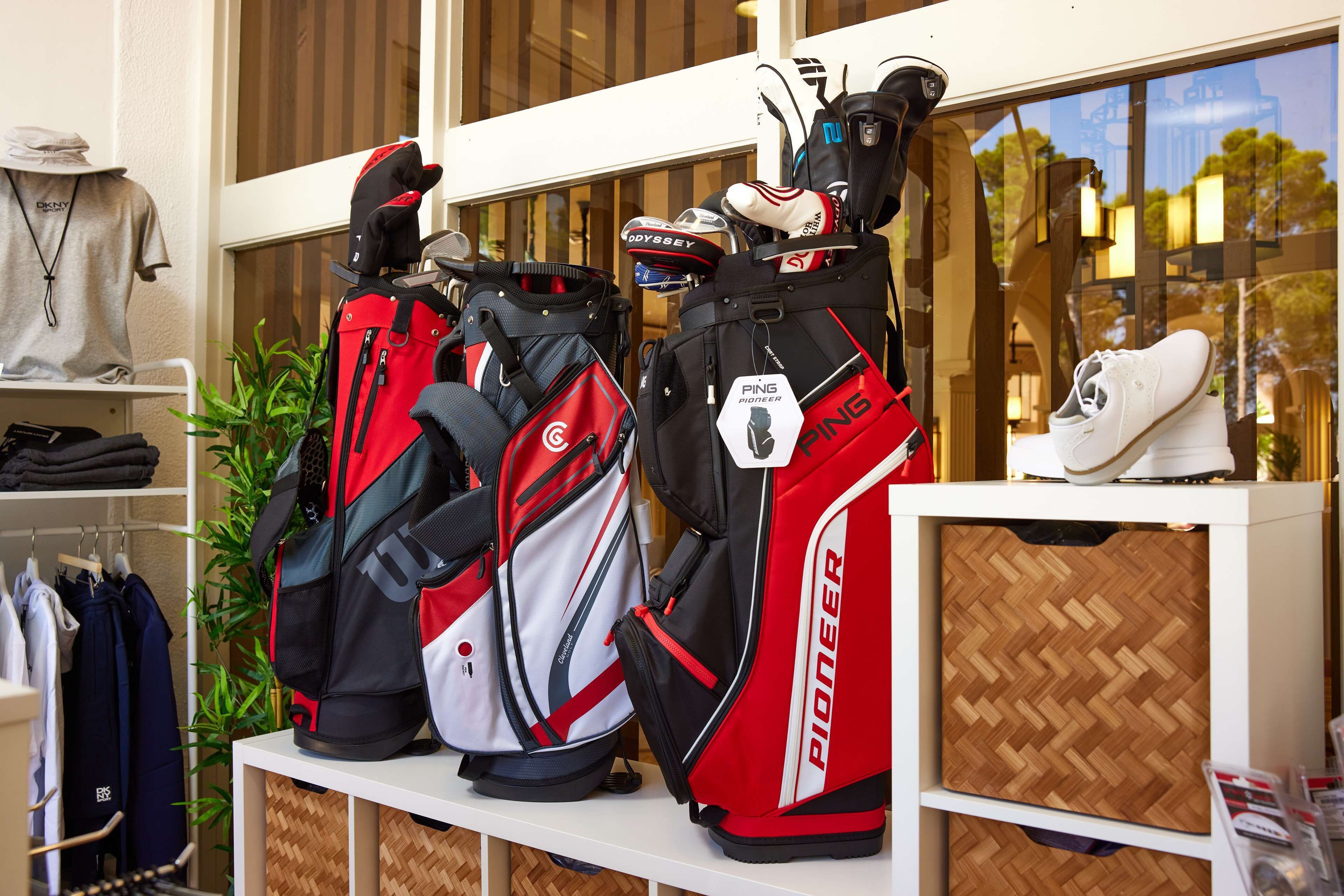 Une exposition de sacs de golf et de chaussures dans un magasin.