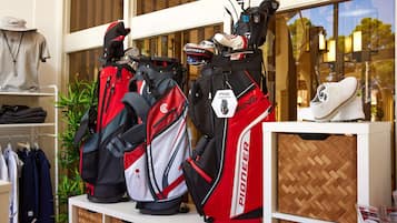Une exposition de sacs de golf et de chaussures dans un magasin.