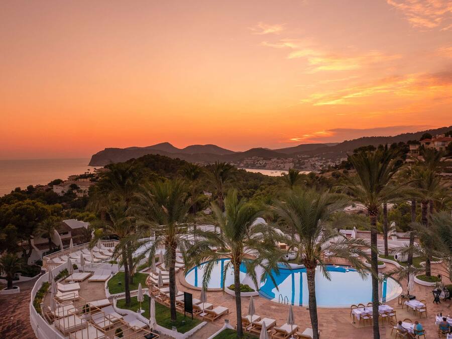 Piscine couverte, parasols de plage, chaises longues