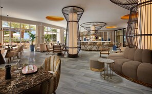 2 restaurants, breakfast, lunch, dinner served; local cuisine - Hilton Mallorca Galatzo (Calvia)
