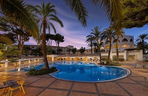 Indoor pool, open 10:00 AM to 6:00 PM, pool umbrellas, sun loungers - Hilton Mallorca Galatzo (Calvia)