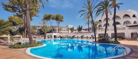 Una piscina techada, abierta desde las 10:00 hasta las 18:00, sombrillas