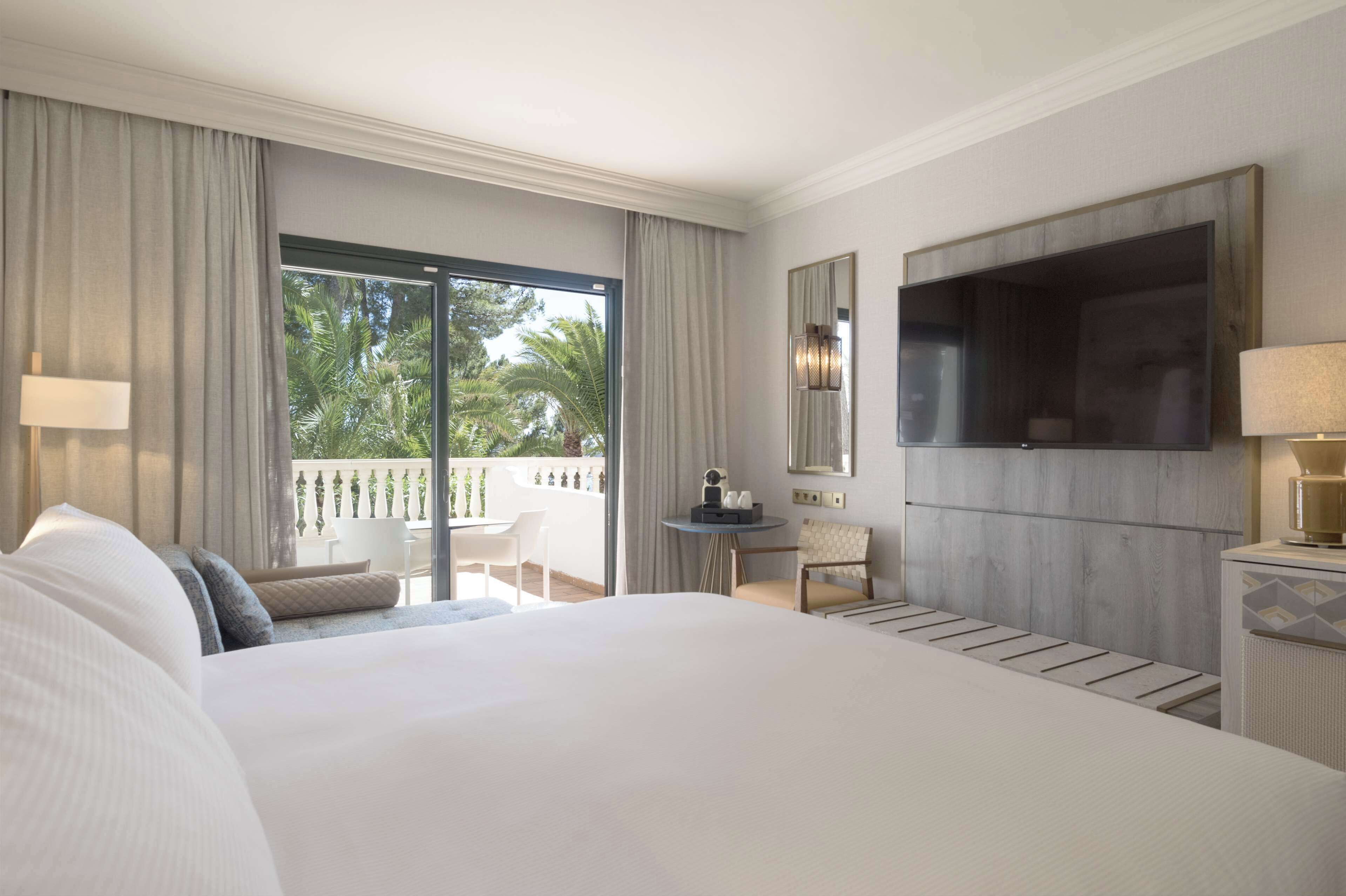 hypo-allergenic bedding, in-room safe, blackout curtains