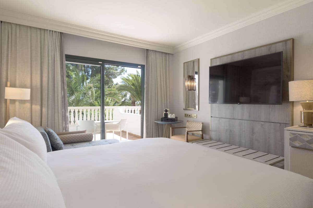 hypo-allergenic bedding, in-room safe, blackout curtains