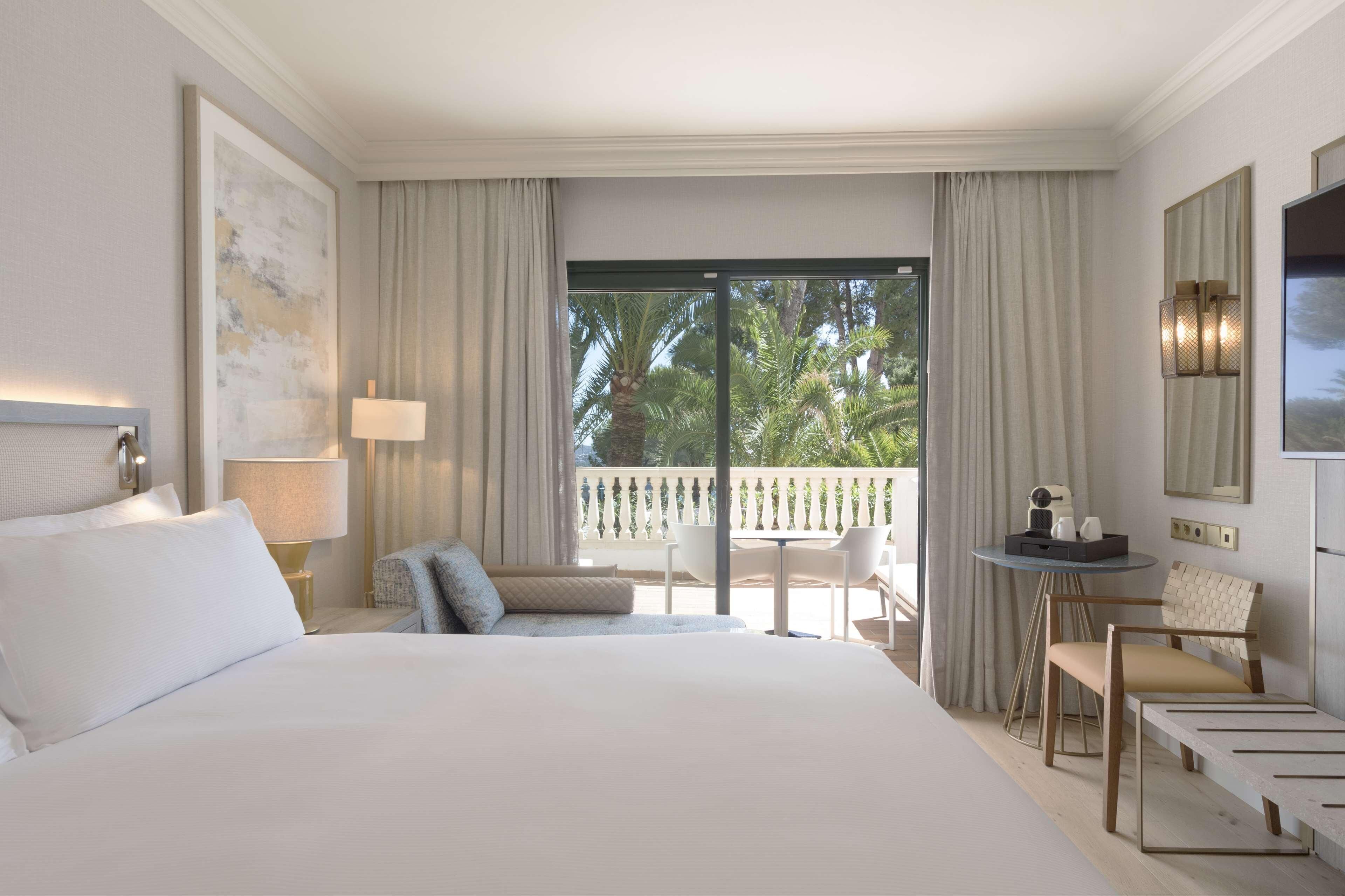 Hypo-allergenic bedding, in-room safe, blackout drapes