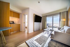 Premium-Suite, 1 King-Bett, Meerblick | Wohnbereich | 55-Zoll-Fernseher mit Satellitenempfang
