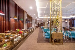 Melayani makan siang dan makan malam 