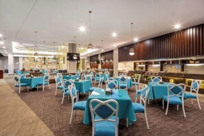 供应午餐和晚餐