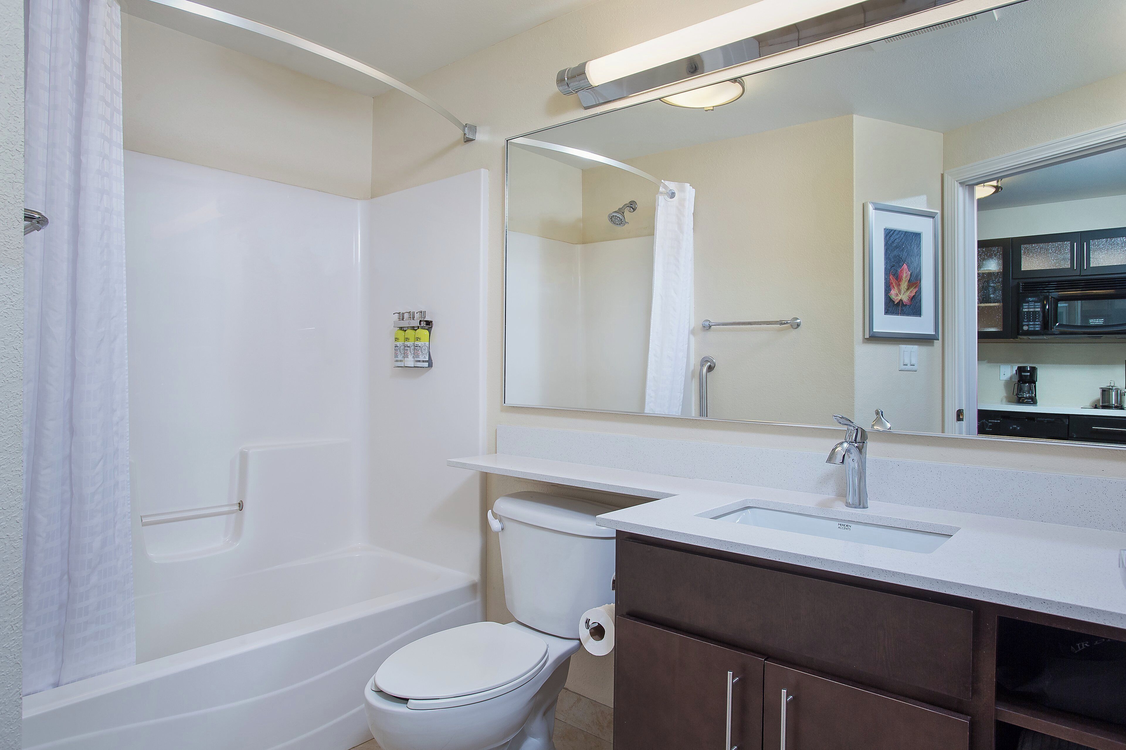Une salle de bain moderne équipée d’une baignoire, de toilettes et d’un lavabo.