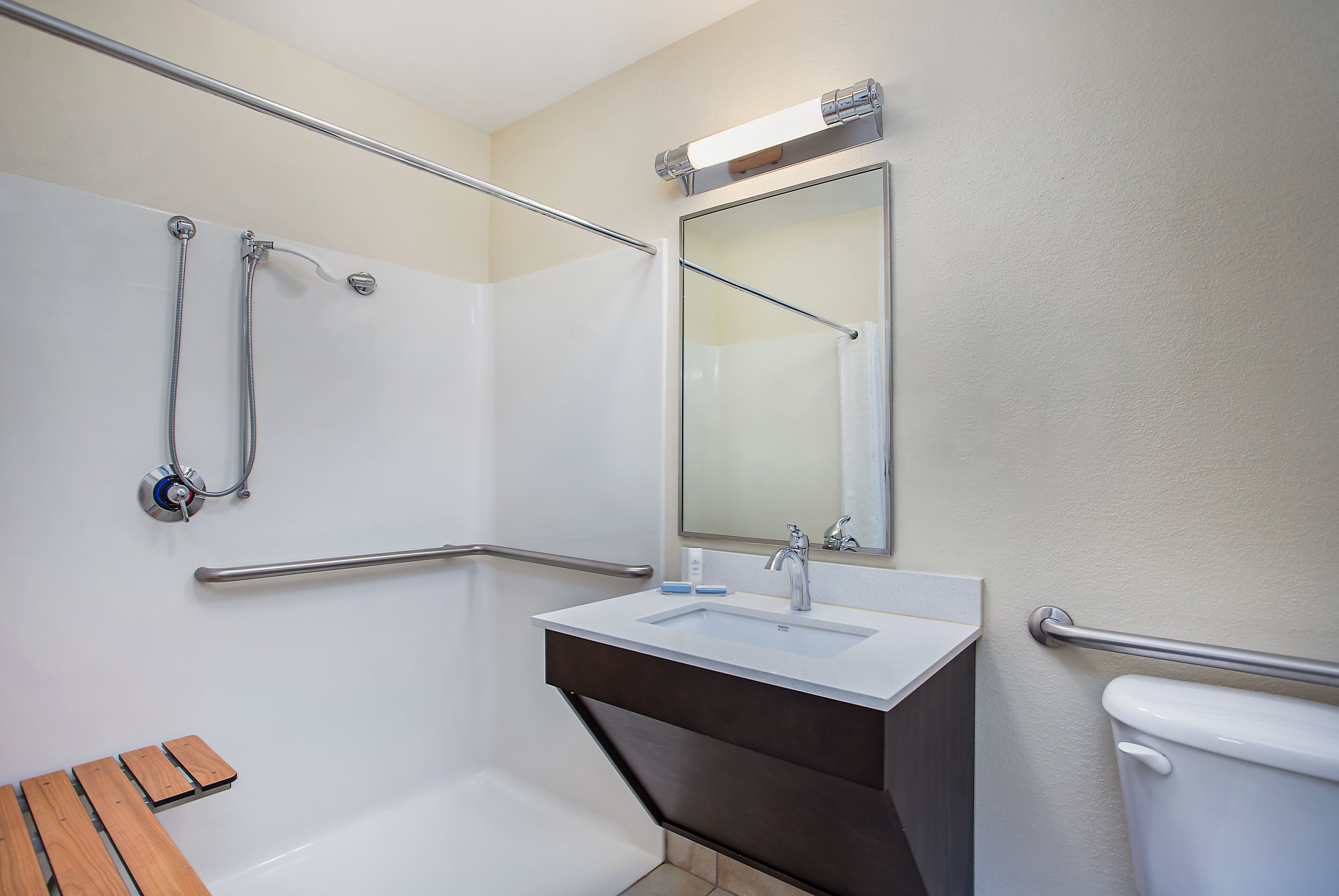 Suite estudio, 1 cama Queen size, con acceso para personas discapacitadas (Roll-In Shower) | Baño | Tina con regadera y regadera con hidromasaje 