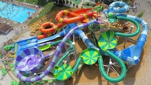 Een waterpark met meerdere glijbanen en zwembaden.