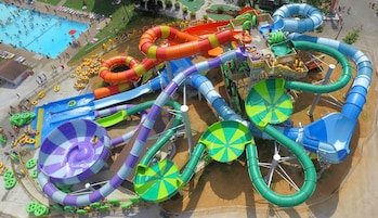 Un parque acuático con varias piscinas y toboganes.