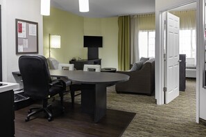 스위트, 침실 1개 | 객실 내 금고, 책상, 다리미/다리미판, 무료 유아용 침대