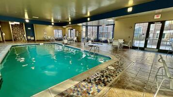 Indendørs pool, åben fra kl. 08.00 til kl. 22.00, liggestole