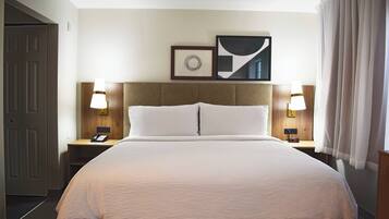 1 soveværelse, senge med topmadrasser, pengeskab på værelset