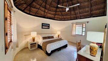 Chambre Standard, 1 trĂšs grand lit | Bureau, fer et planche Ă  repasser, Wi-Fi gratuit, draps fournis