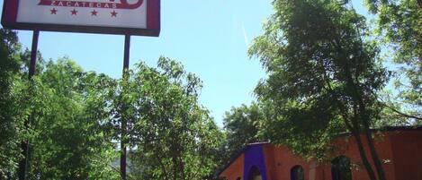 Vista frontal de la propiedad