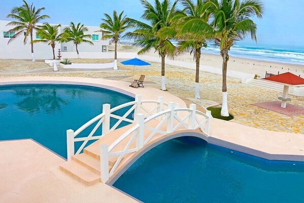 Una piscina al aire libre