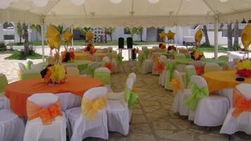 Zona a l'aire lliure per a la celebració de banquets