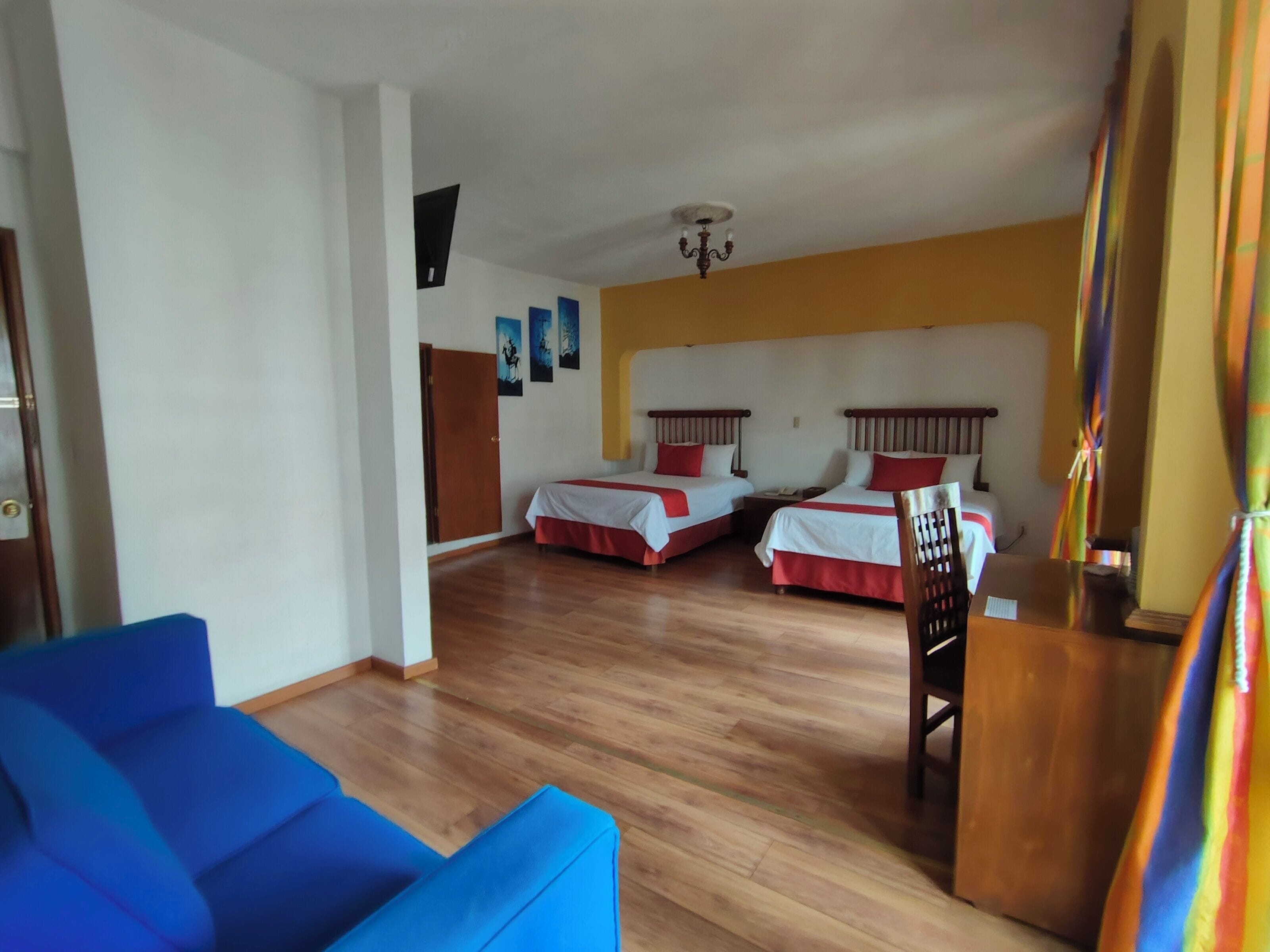 Doppelzimmer, 2 Doppelbetten | Zimmersafe, Schreibtisch, Bügeleisen/Bügelbrett, kostenloses WLAN