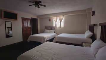 家庭三人房, 多張床 | 房內夾萬、書桌、熨斗/熨衫板、免費 Wi-Fi